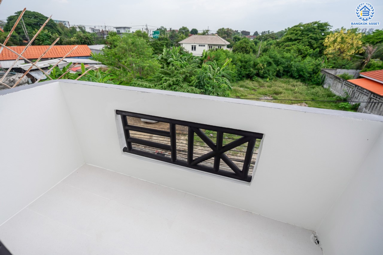 บ้านมือสองตกแต่งใหม่ 3 ชั้น โซนเศรษฐกิจ ซอยนวนิช ปากเกร็ด เนื้อที่ 23 ตร.ว. ฟังก์ชัน 3 ห้องนอน 3 ห้องน้ำ จอดรถได้ 1 คัน บนทำเลเมือง ใกล้เซ็นทรัลแจ้งวัฒนะ จุดขึ้นทางด่วนแจ้งวัฒนะ และรถไฟฟ้าสายสีชมพู "สถานีเลี่ยงเมืองปากเกร็ด"...